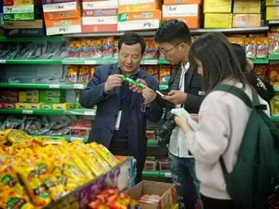 我校后勤領導小組深入地超開展商品調研，全面摸底市場情況